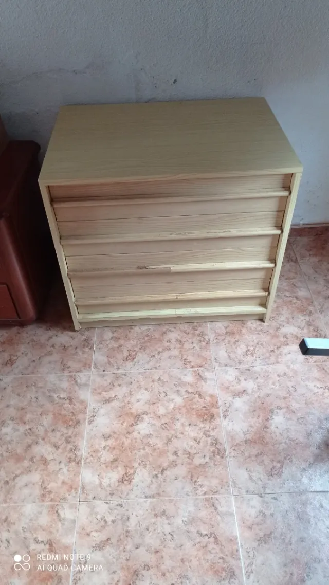 Cassettiera in legno chiaro