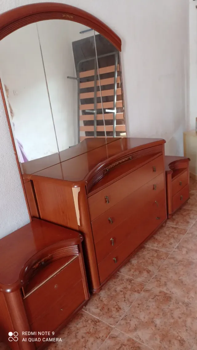 Mobile da bagno con specchio e tavolini