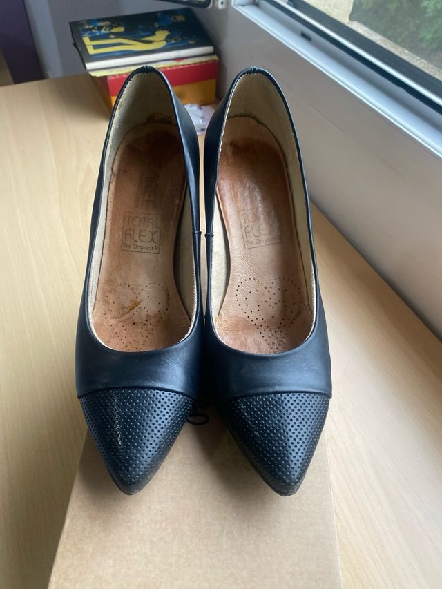 Zapatos de salón negros son de piel