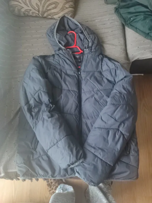 Abrigo acolchado gris hombre