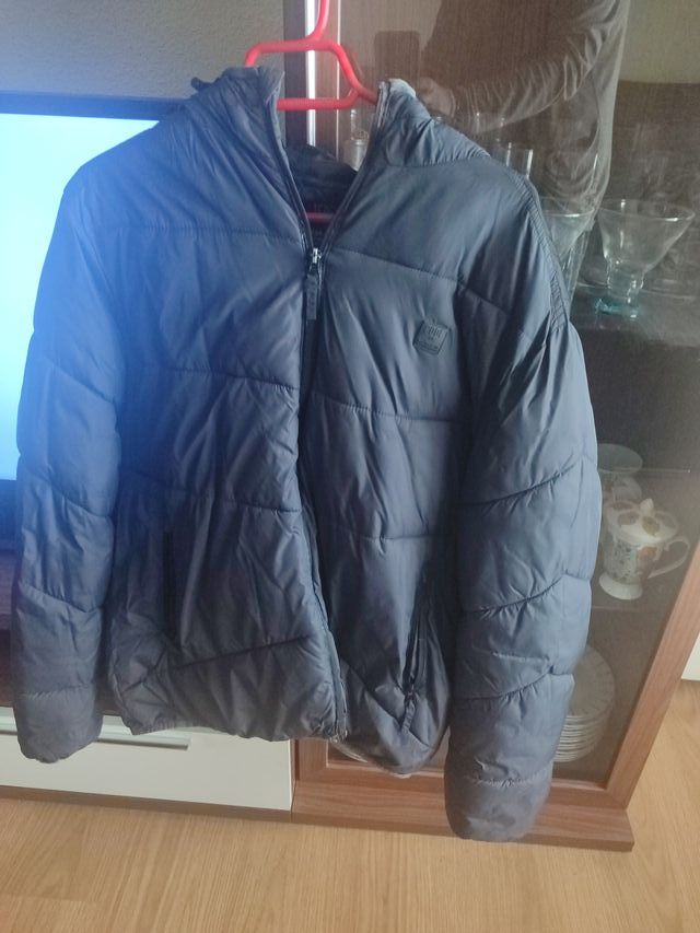 Abrigo acolchado gris hombre