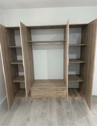 Armario de madera color beige y marrón