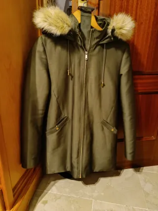 Abrigo Mango verde con capucha y pelo