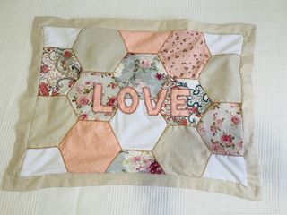 Cojín patchwork LOVE beige y rosa