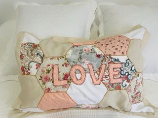 Cojín patchwork LOVE beige y rosa