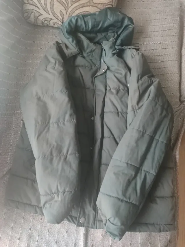Chaqueta verde acolchada con capucha