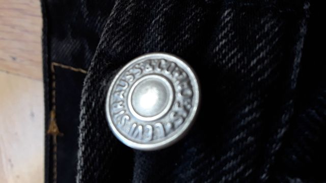 Pantalones Levi's negros.