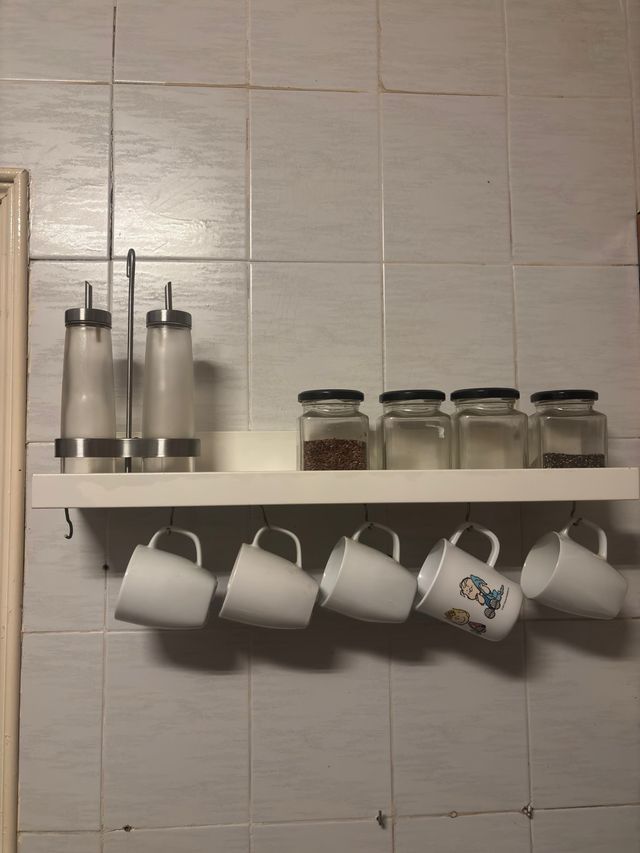 Estantería de cocina con ganchos