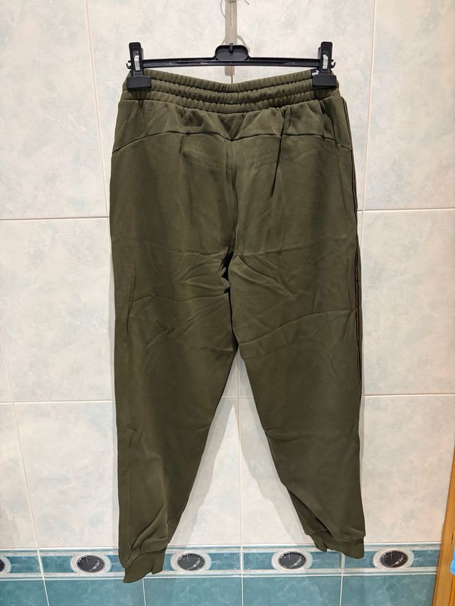 Chándal Puma Beige con Detalles Dorados