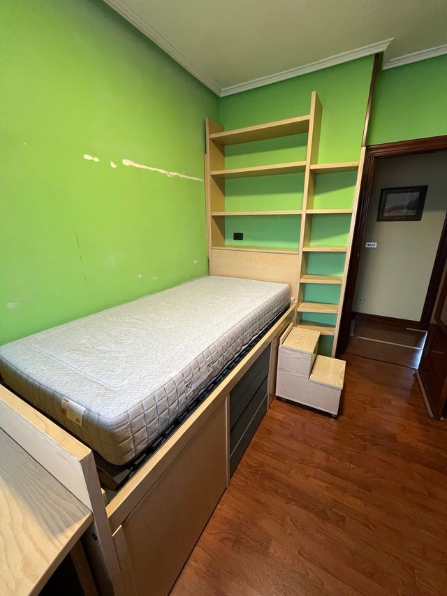 Cama, escritorio o mesa y estantería de madera