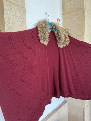 Poncho de punto con cuello de pelo