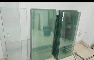 Estanterias de cristal i vitrina i probado maniquí