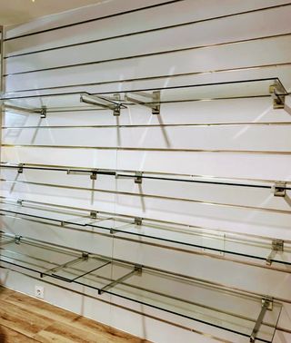 Estanterias de cristal i vitrina i probado maniquí