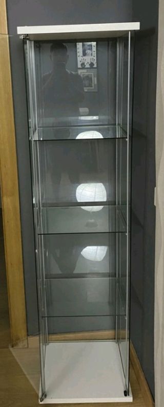 Estanterias de cristal i vitrina i probado maniquí