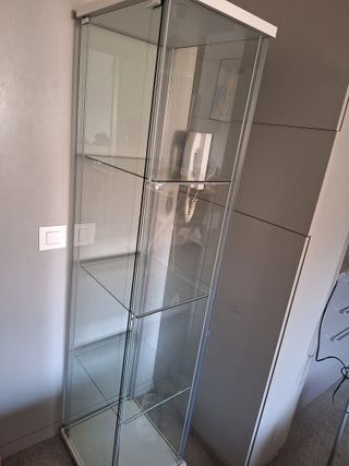 Estanterias de cristal i vitrina i probado maniquí