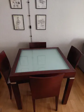 Mesa de comedor de madera y cristal