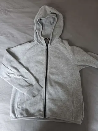 Sudadera Uniqlo gris con capucha para niño
