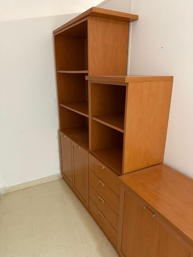 Estantería de madera con puertas y cajones