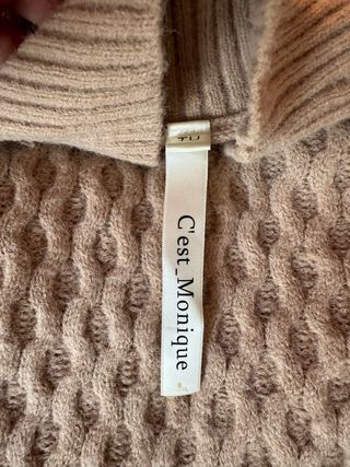 Maglione beige lavorato.