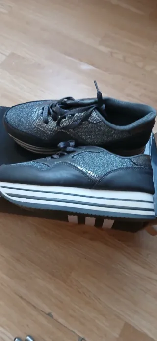 Deportivas negras y plateadas