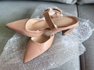 Zapatos beige tacón dan poca talla es un 40
