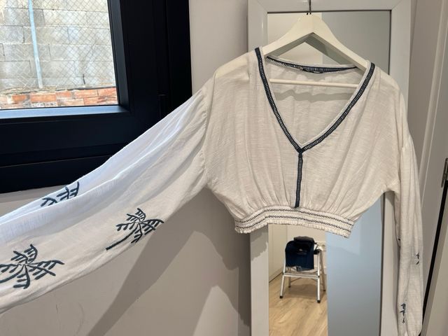 Blusa manga larga blanca con bordado