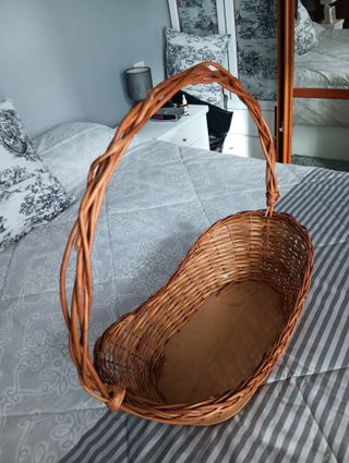 Cesto de mimbre con asa