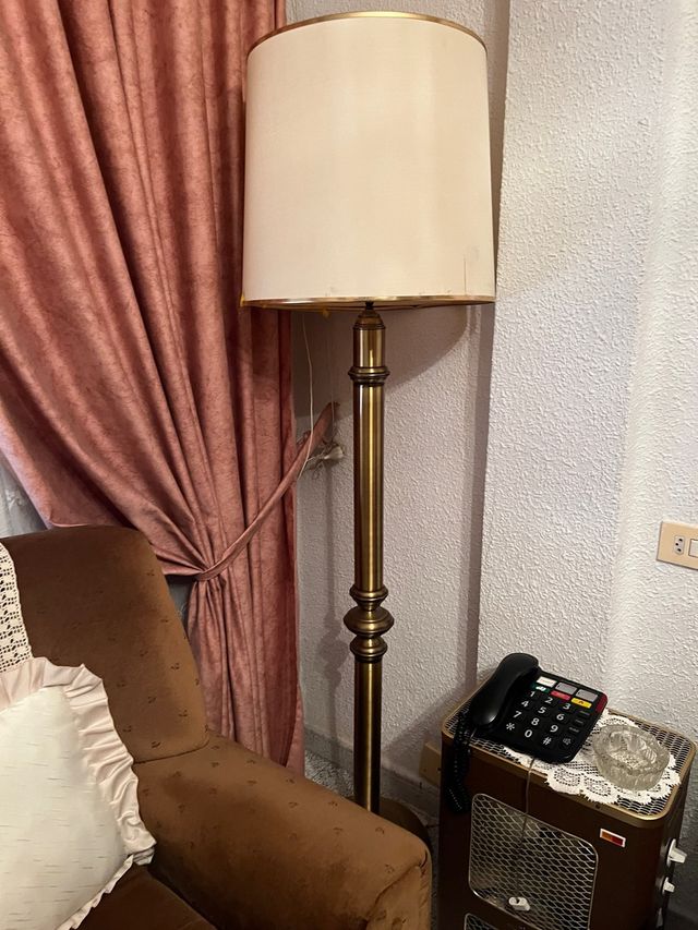 Lampada da terra dorata e beige