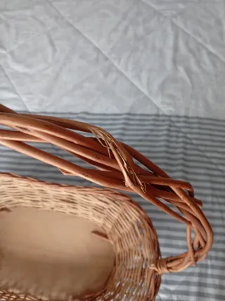 Cesta de mimbre con asa