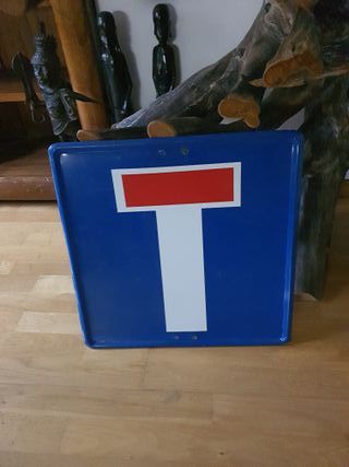 Señal de tráfico fondo azul