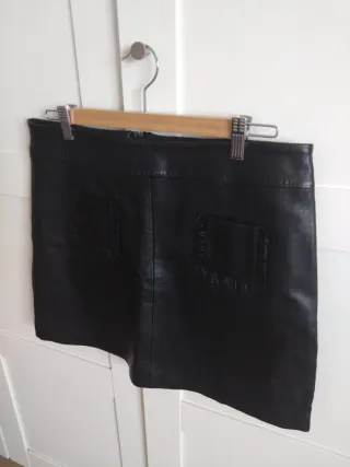 Minifalda de piel negra