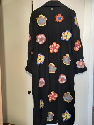 Abrigo largo Cuplé negro con flores