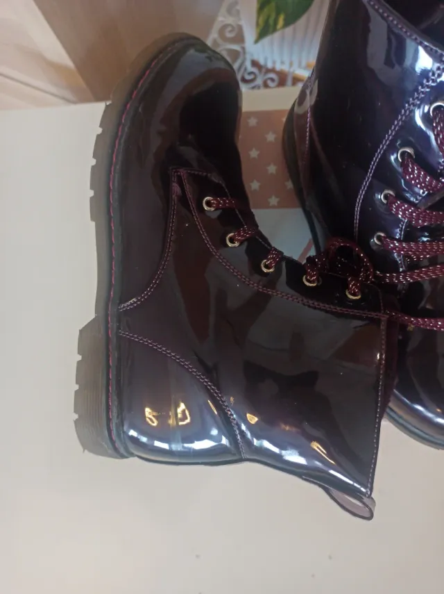 Botín piel charol burdeos