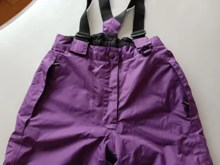 Mono de esquí morado con tirantes