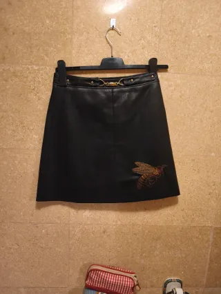 Falda corta de Sfera efecto piel negra con abeja