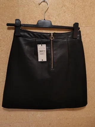 Falda corta de Sfera efecto piel negra con abeja