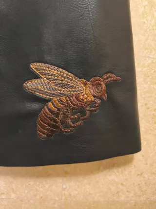 Falda corta de Sfera efecto piel negra con abeja