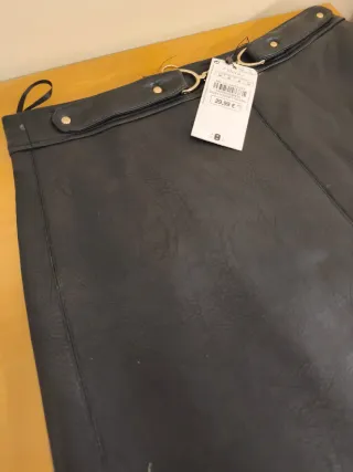 Falda corta de Sfera efecto piel negra con abeja