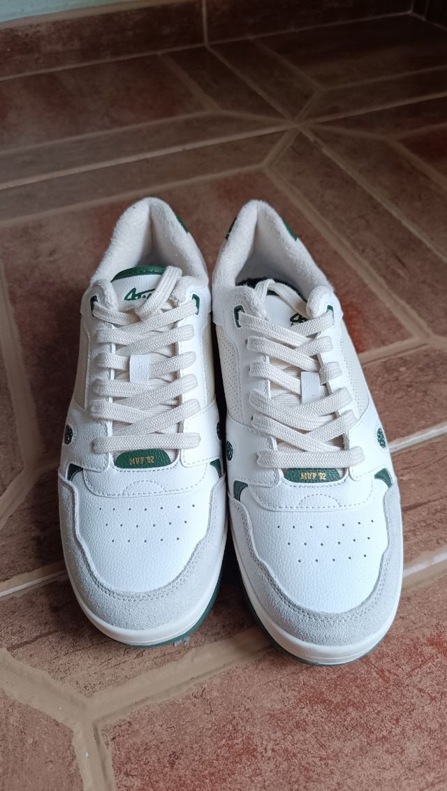 Zapatillas deportivas beige y verde
