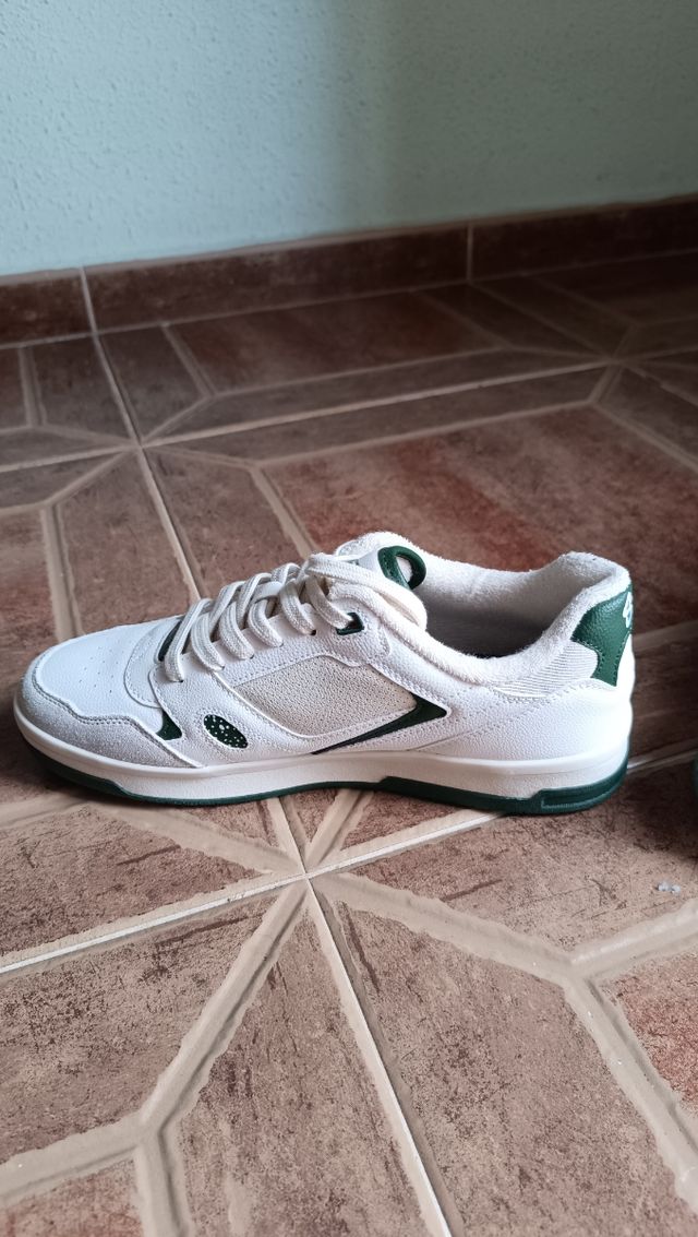 Zapatillas deportivas beige y verde