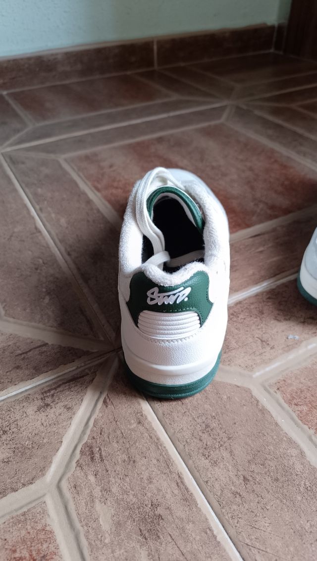 Zapatillas deportivas beige y verde