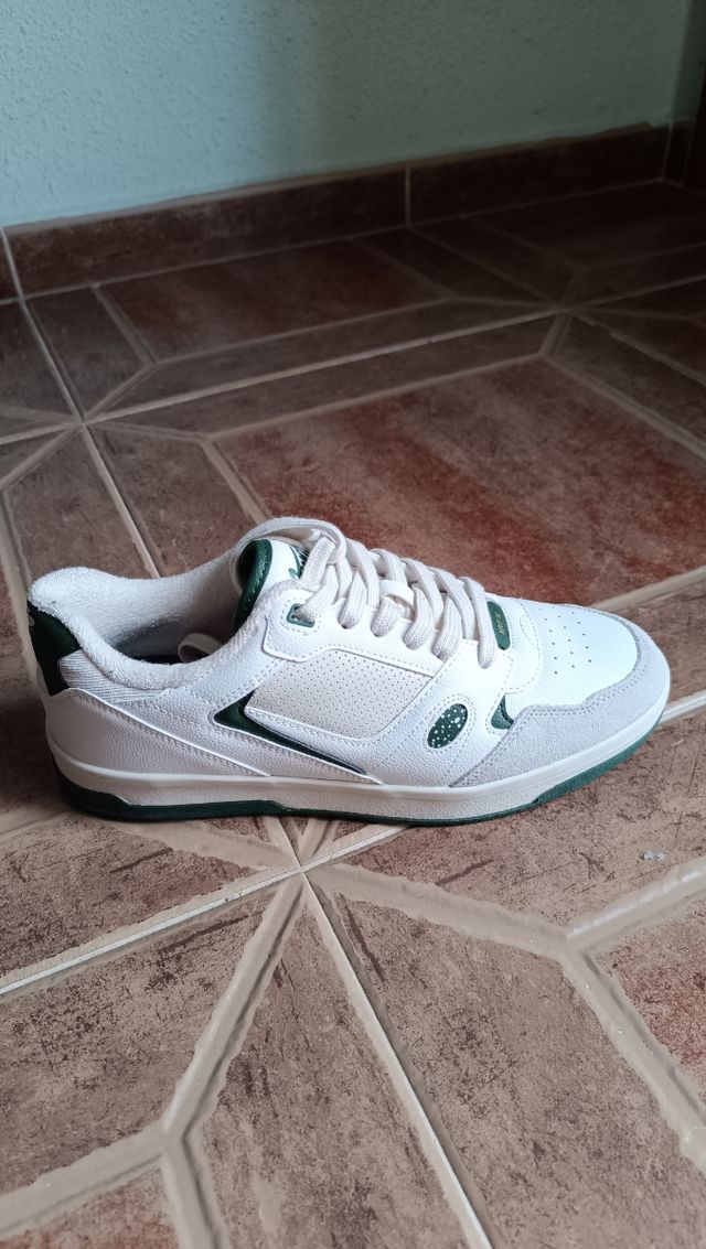 Zapatillas deportivas beige y verde