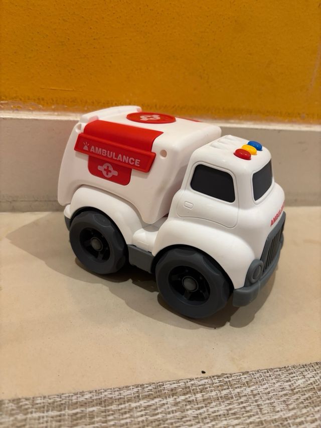 Ambulancia de juguete blanca