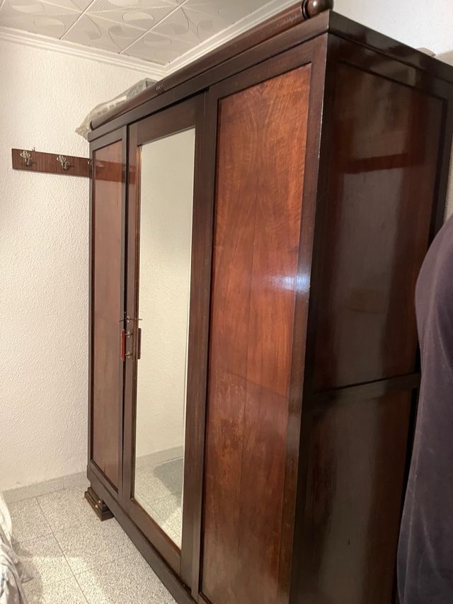 Armadio a 3 ante in legno e vetro