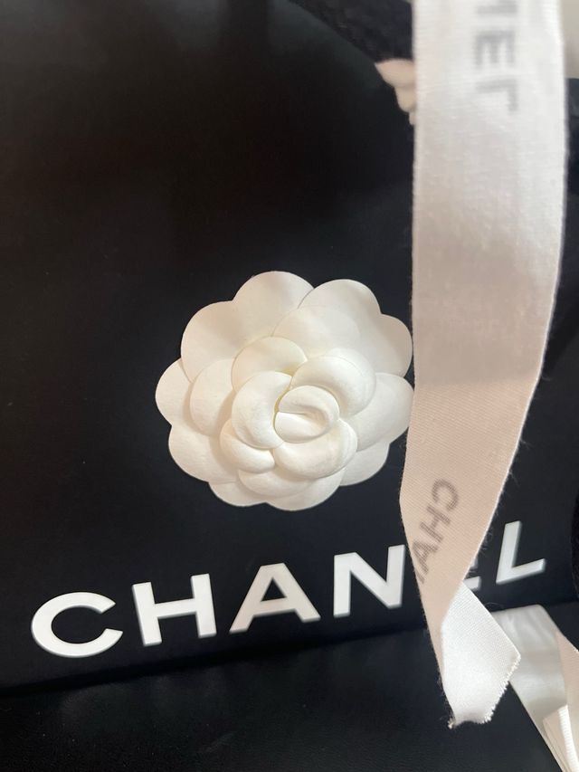 Caja y bolsa de regalo Chanel negra