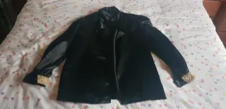 Chaqueta fiesta negra con detalles dorados