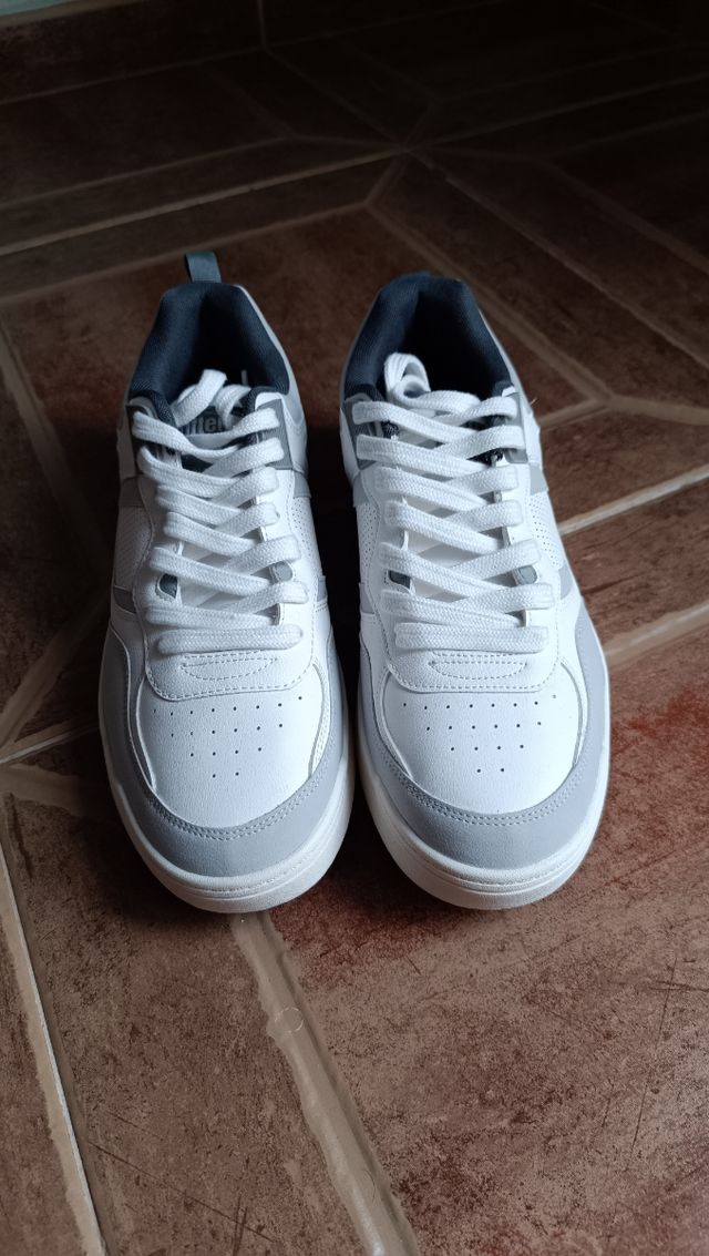 Zapatillas Blancas y Grises nuevas.