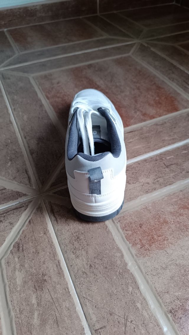 Zapatillas Blancas y Grises nuevas.
