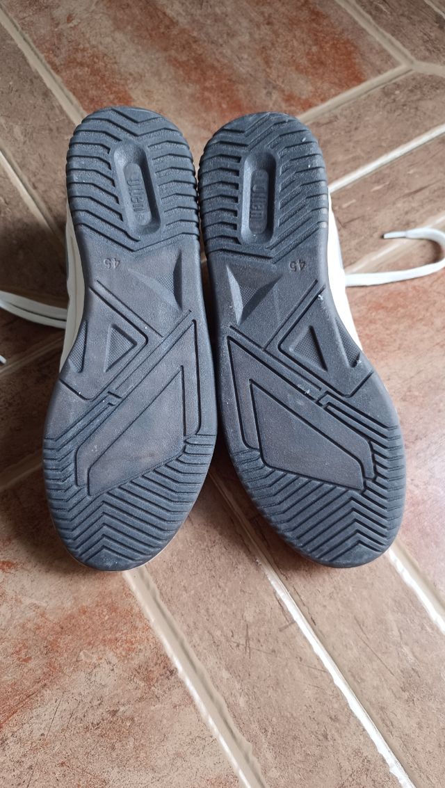 Zapatillas Blancas y Grises nuevas.