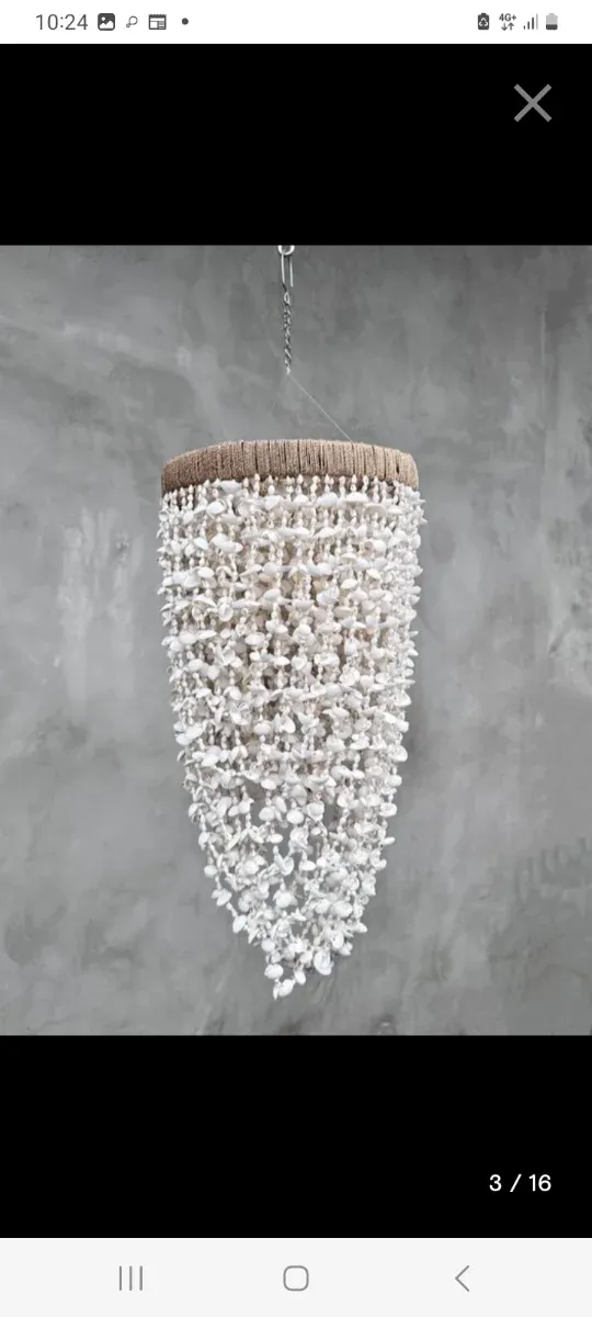 Lámpara de conchas marinas y madera